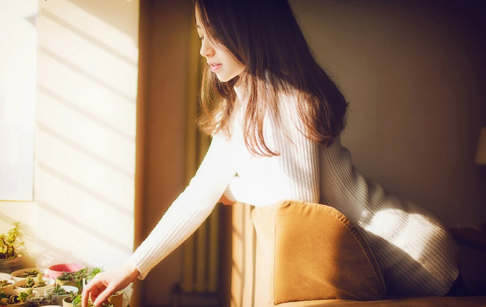 “血腥味儿~”虎卫统领抬头，冷冷的看向前方，沙哑的声音里，带着一股对鲜血的狂热，山道上空无一人，远处已经能够看到的军营也是冷清清一片，看不出有丝毫人烟。